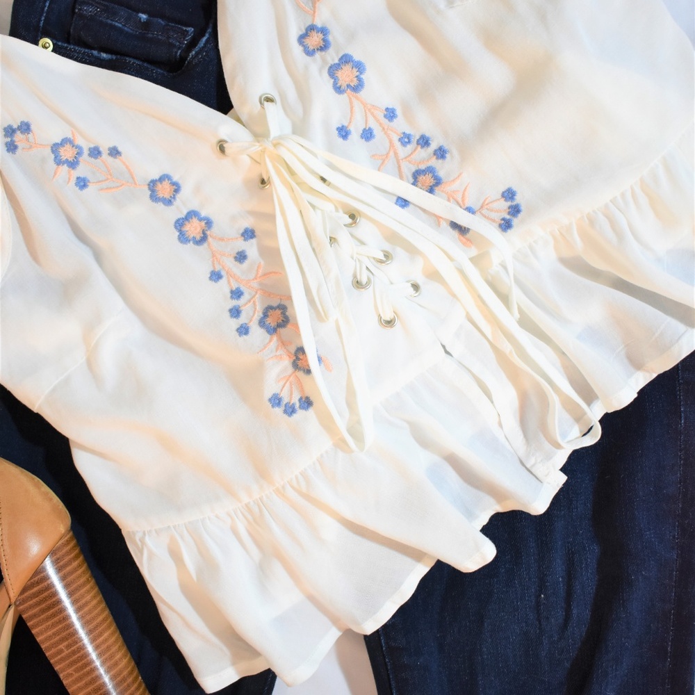 Promesa Crop Tank Top Flower Detail - Picture 4 of 5